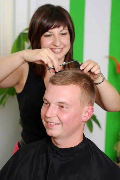 Młody Człowiek Dostaje Włosy Salonie Piękności — Zdjęcie stockowe