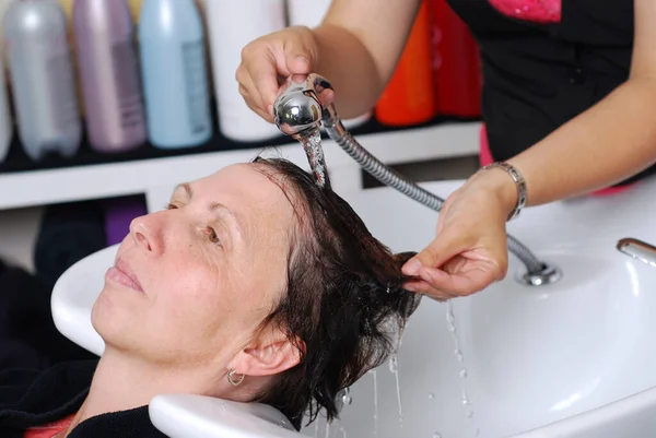 Cabeleireiro Secar Cabelo Uma Mulher Salão Beleza — Fotografia de Stock