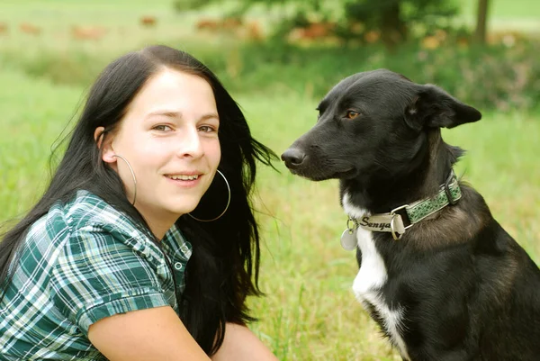 Junge Frau Mit Hund — Stockfoto