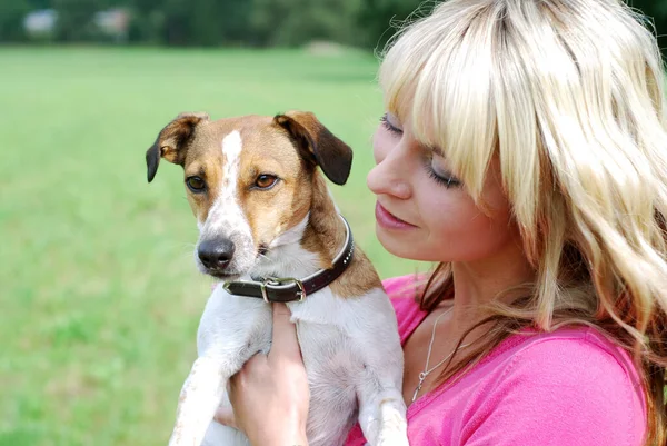 Junge Frau Mit Jack Russell — Stockfoto