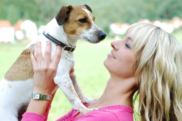 Jovem Mulher Com Jack Russell — Fotografia de Stock