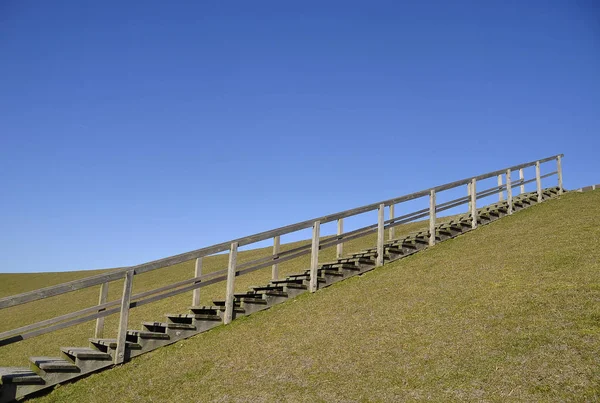 高山上的木制楼梯 — 图库照片