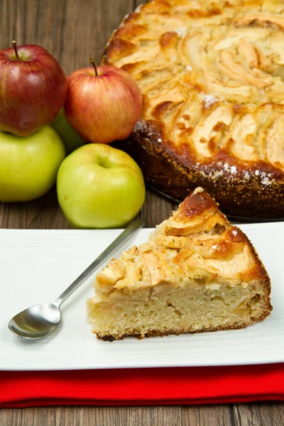 Apfelkuchen Mit Frischem Apfel Auf Dem Tisch — Stockfoto