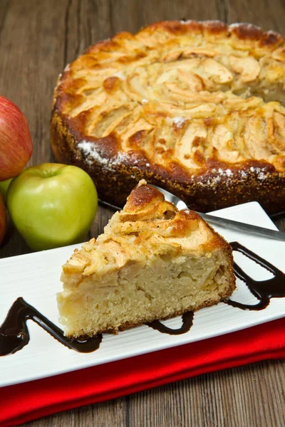 Apfelkuchen Mit Frischem Apfel Auf Dem Tisch — Stockfoto