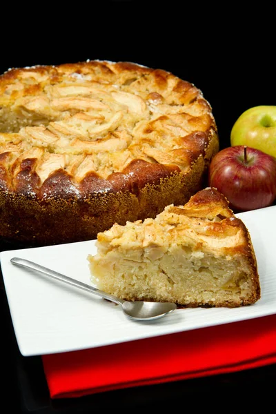 Maçã Tart Com Maçã Fresca Fundo Preto — Fotografia de Stock