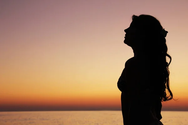 Σιλουέτα Μιας Γυναίκας Στην Παραλία Ηλιοβασίλεμα — Φωτογραφία Αρχείου