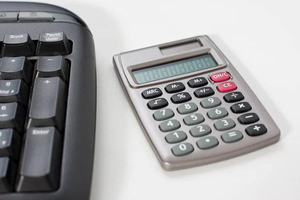 Primer Plano Una Calculadora Bolsillo Con Teclado Computadora —  Fotos de Stock