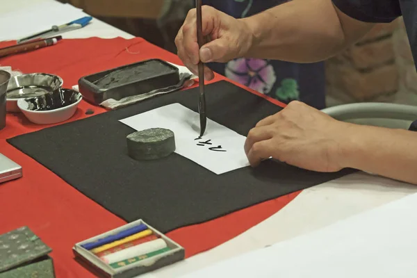 Homem Escrevendo Caligrafia Japonesa Com Elementos Tradicionais — Fotografia de Stock