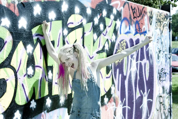 Портрет Молодой Женщины Стоящей Стены Граффити — стоковое фото