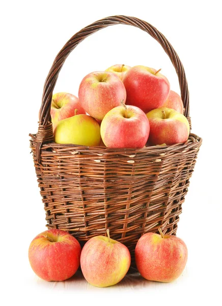 Skład Jabłkami Wiklinowym Koszu Izolowanym Białym — Zdjęcie stockowe