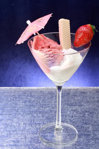 Helado Con Fresa Menta Vidrio Sobre Fondo Azul — Foto de Stock