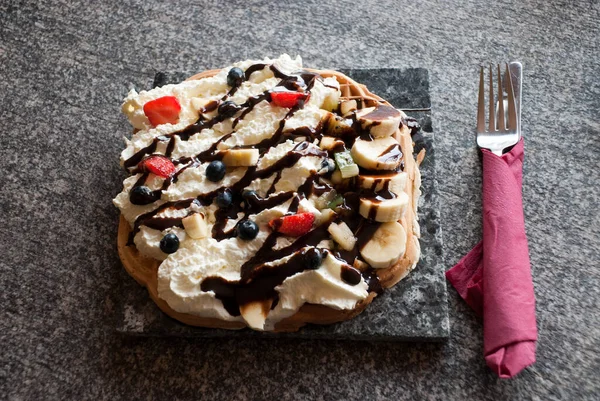Waffles Com Chocolate Creme Chicoteado Frutas Islândia — Fotografia de Stock