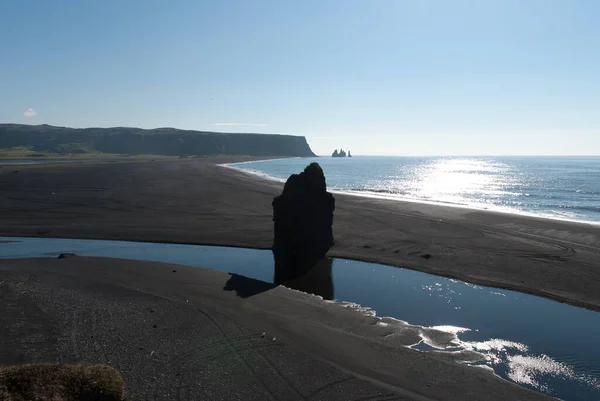 アイスランドのヴィクの海岸に積み重ねる — ストック写真