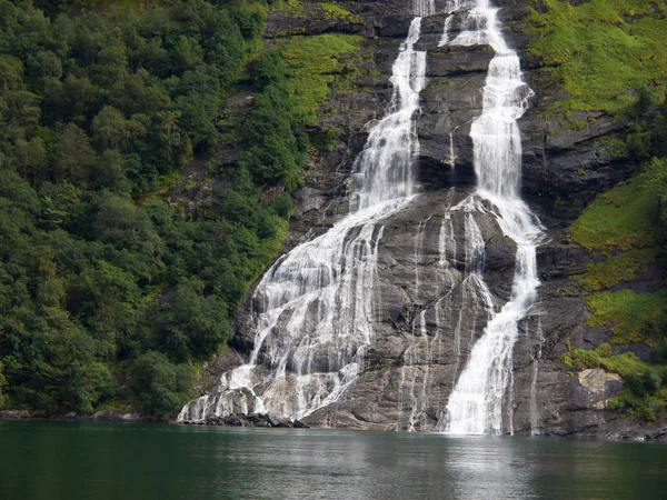 Живописный Вид Величественный Пейзаж Водопадом — стоковое фото