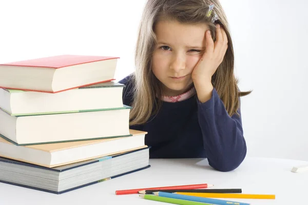 Sechsjähriges Mädchen Sitzt Lustlos Neben Büchern — Stockfoto