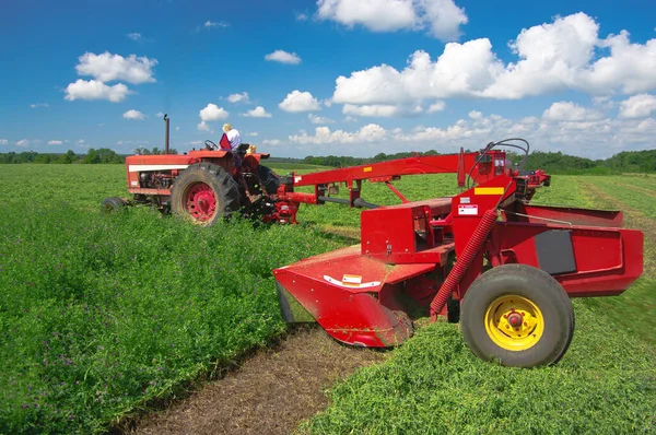 Een Maaier Getrokken Naast Een Tractor Snijdt Een Veld Van — Stockfoto