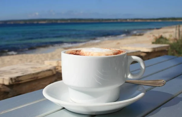 Filiżanka Kawy Plaży — Zdjęcie stockowe