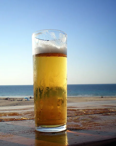 Copo Cerveja Praia — Fotografia de Stock