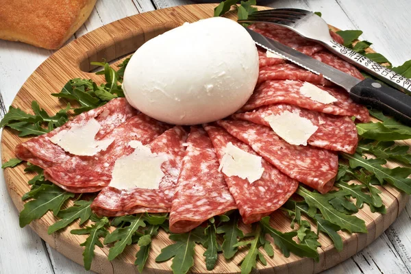 意大利沙律奶酪配意大利辣香肠在菜板上 — 图库照片