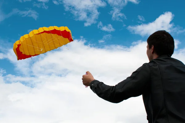 Man Flyger Drake Framför Den Blå Himlen — Stockfoto
