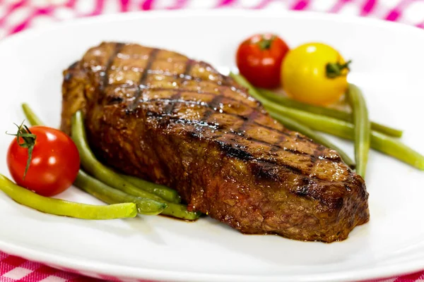 Gegrilde Biefstuk Met Groenten Wit Bord — Stockfoto