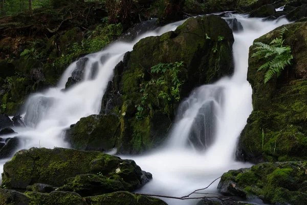 Bela Cachoeira Fundo Natureza — Fotografia de Stock