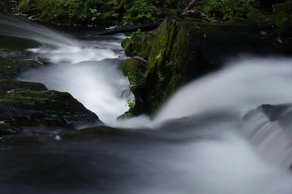 Bella Cascata Sullo Sfondo Della Natura — Foto Stock