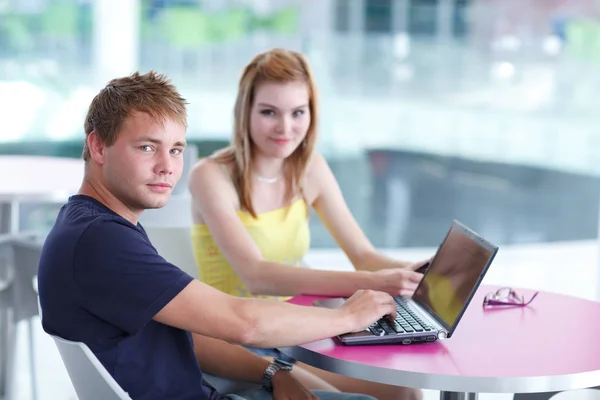 两个大学生在一起学习很开心 他们用的是笔记本电脑 浅色Dof 彩色调图像 — 图库照片