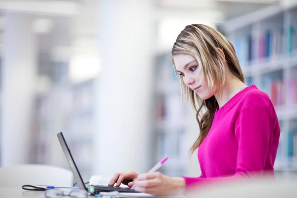 Bibliotecă Student Drăguț Femeie Laptop Cărți Care Lucrează Într Bibliotecă — Fotografie, imagine de stoc