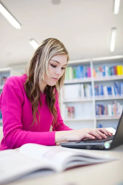 Bibliotece Ładna Studentka Laptopem Książkami Pracująca Bibliotece Szkolnej Kolorowy Obraz — Zdjęcie stockowe