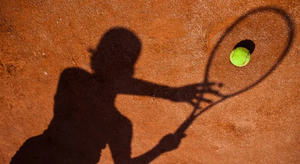 テニスコートでテニス選手の影が — ストック写真