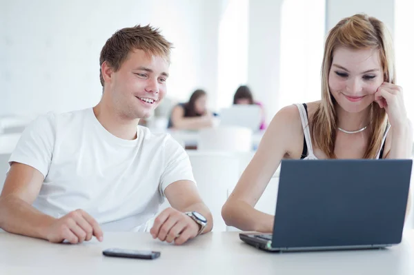 Två College Studenter Som Har Roligt Att Studera Tillsammans Med — Stockfoto