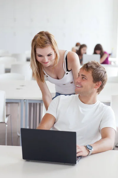 Lyckliga Två Collegestudenter Studerar — Stockfoto