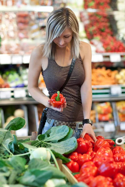 Bonita Jovem Comprando Frutas Legumes Departamento Produtos Uma Mercearia Supermercado — Fotografia de Stock