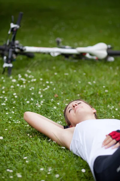Ładna Kobieta Rowerzysta Odpoczywa Podczas Wycieczki Rowerowej — Zdjęcie stockowe