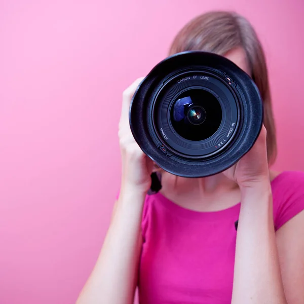 Γυναίκα Φωτογράφος Δείχνει Σούπερ Ευρύ Φακό Της Σας Χρώμα Τονισμένη — Φωτογραφία Αρχείου