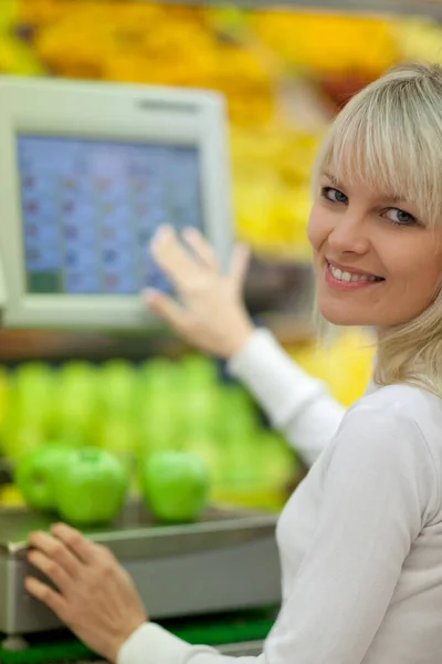 Schöne Junge Frau Beim Einkaufen Von Obst Und Gemüse Der — Stockfoto