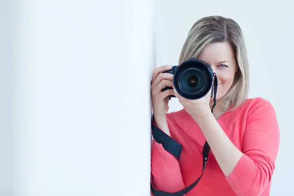 漂亮的女摄影师 带着她的数码相机 彩色调图像 — 图库照片