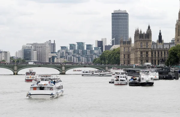 Río Támesis Con Barcos Turísticos Vistos Desde Puente Hungerford Westminster —  Fotos de Stock