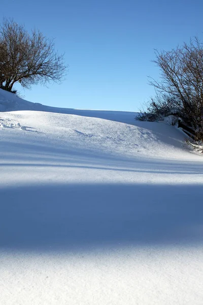 Een Heerlijke Winterdag Met Poedersneeuw Zon — Stockfoto