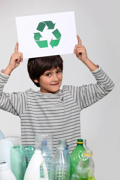 Μικρό Αγόρι Εκμετάλλευση Λογότυπο Ανακύκλωσης — Φωτογραφία Αρχείου