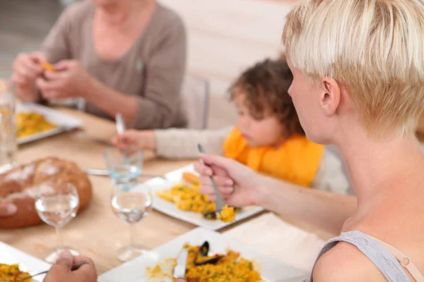 Comer Una Comida Familia —  Fotos de Stock