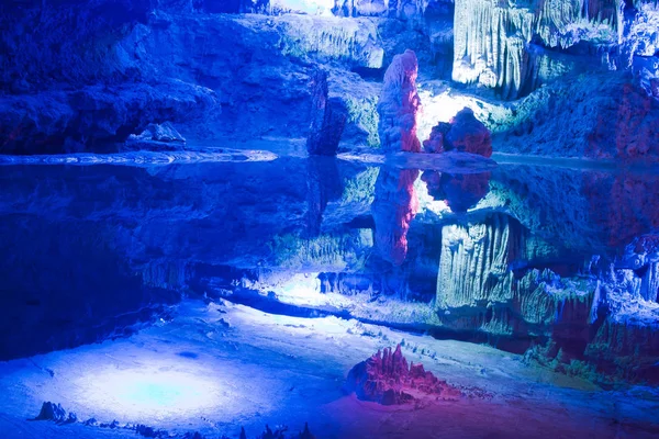 水に反射像を持つカルスト洞窟 — ストック写真