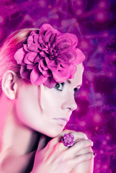 Красива Жінка Фіолетовій Квітці — стокове фото