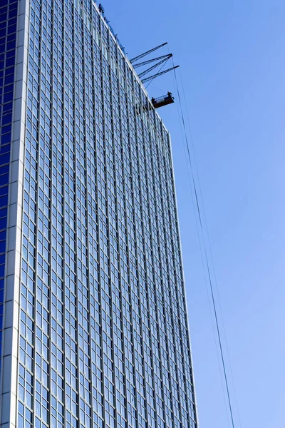 Rascacielos Contra Cielo Azul Nublado Con Limpiadores Ventanas — Foto de Stock