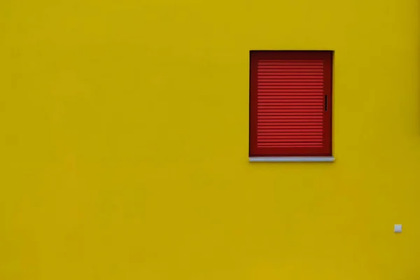 Деталь Желтой Стены Красным Окном Мыльным Пузырем — стоковое фото