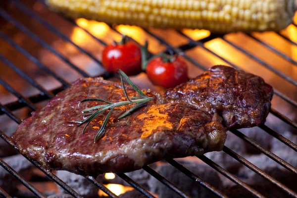 Nahaufnahme Eines Steaks Auf Dem Grill — Stockfoto