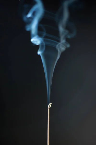 Vara Aroma Ardente Com Fumaça Fundo Abstrato — Fotografia de Stock