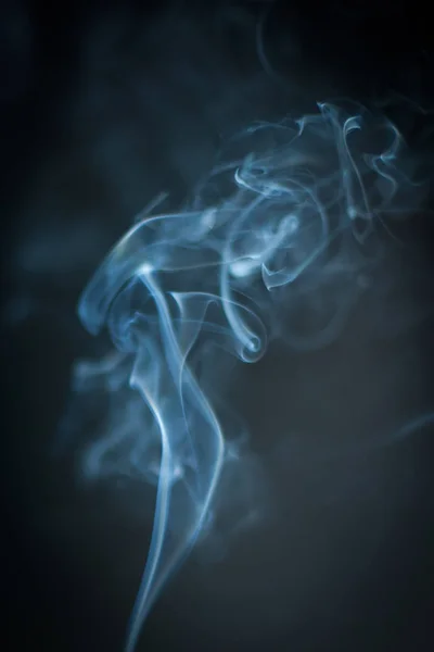 在抽象的背景下 燃烧着浓烟的香气 — 图库照片