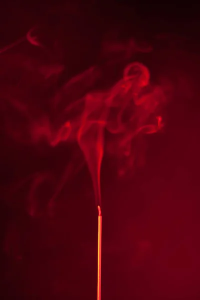 Brandende Aroma Stick Met Rook Abstracte Achtergrond — Stockfoto
